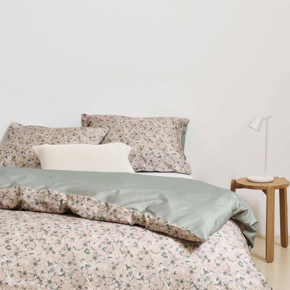 Marc O Polo Dekokissen Nordic Knit Off White auf Bett im Schlafzimmer mit Bettwäsche in natürlichen Farben im Strickdesign