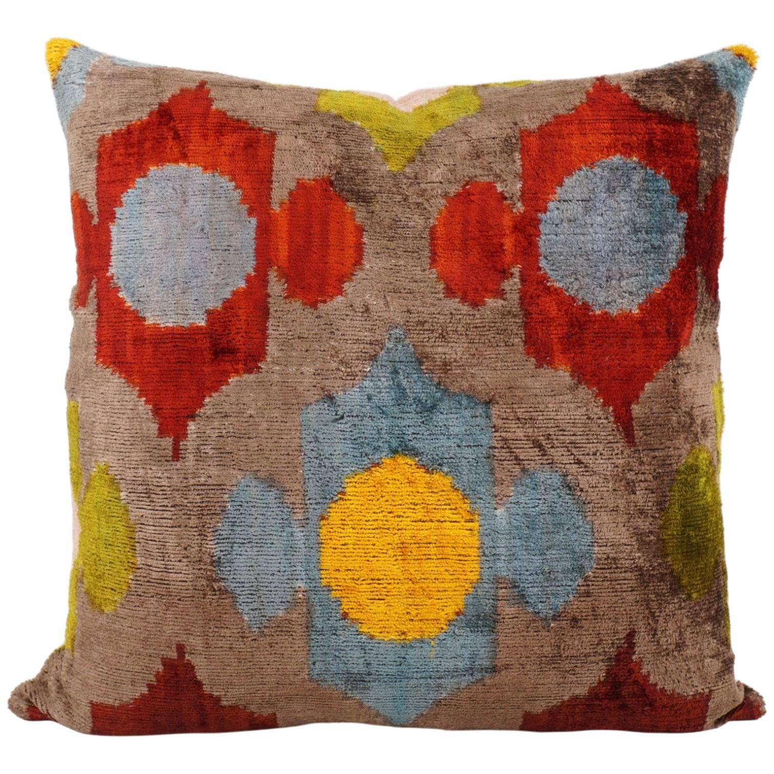 Thanks A LOT Kissenhülle Silk Velvet Multi 50x50 cm mit buntem geometrischem Muster in Braun, Rot, Blau und Gelb freigestellt