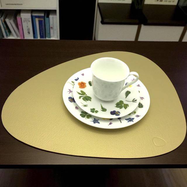 Lind DNA Tischset Curve L Hippo Gold in 37 x 44 cm