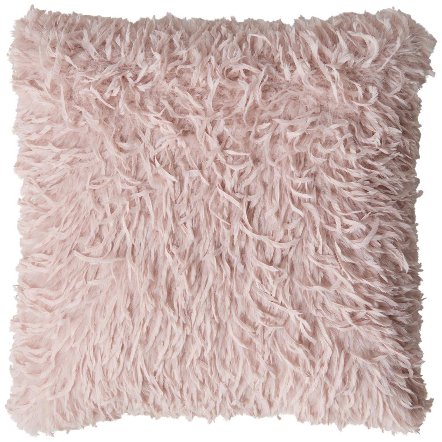 Vorderseite des Skinnwille Dekokissens Fay in Pale Pink 45x45 cm mit weicher, federähnlicher Struktur und dekorativer Kunstfelloptik.