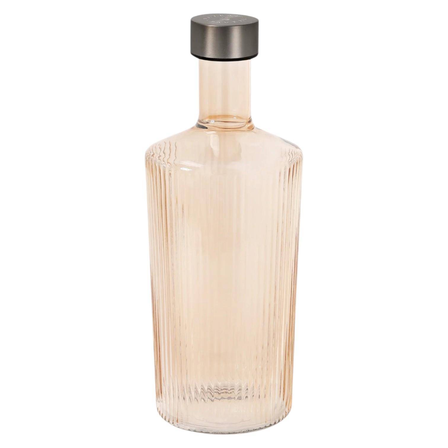 Paveau Ribbed Wasserflasche aus geriffeltem Glas mit Edelstahlverschluss in stilvollem Design.