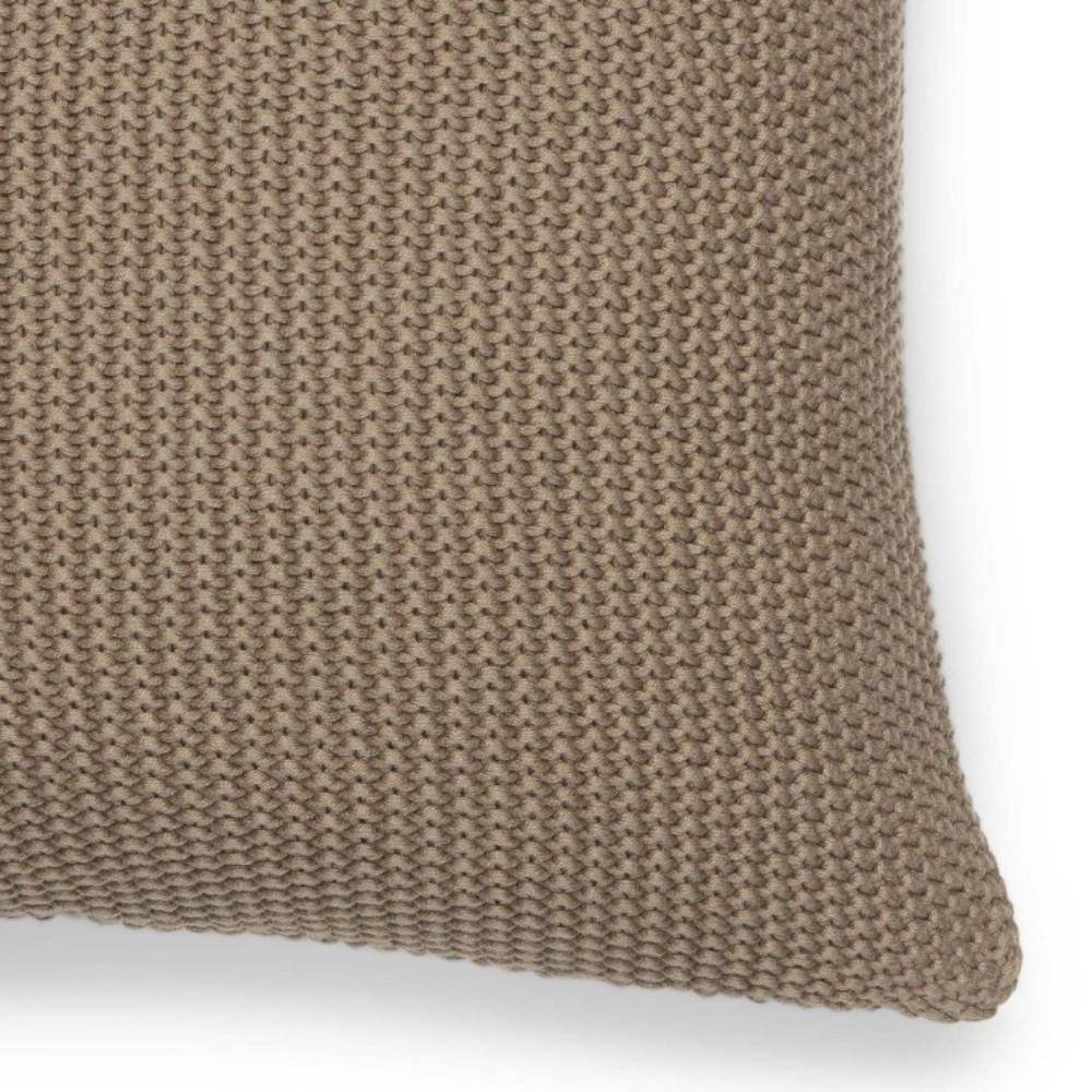 Detailaufnahme des Marc O Polo Dekokissen Nordic Knit Oakwood aus Bio Baumwolle mit grober Strickstruktur