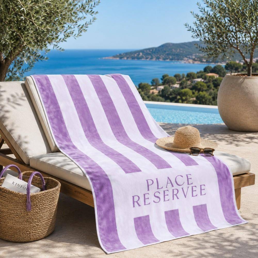 Sunset BV Strandtuch Place Reservee Lavendel 100 x 200 cm auf einer Sonnenliege am Pool mit mediterranem Meerblick