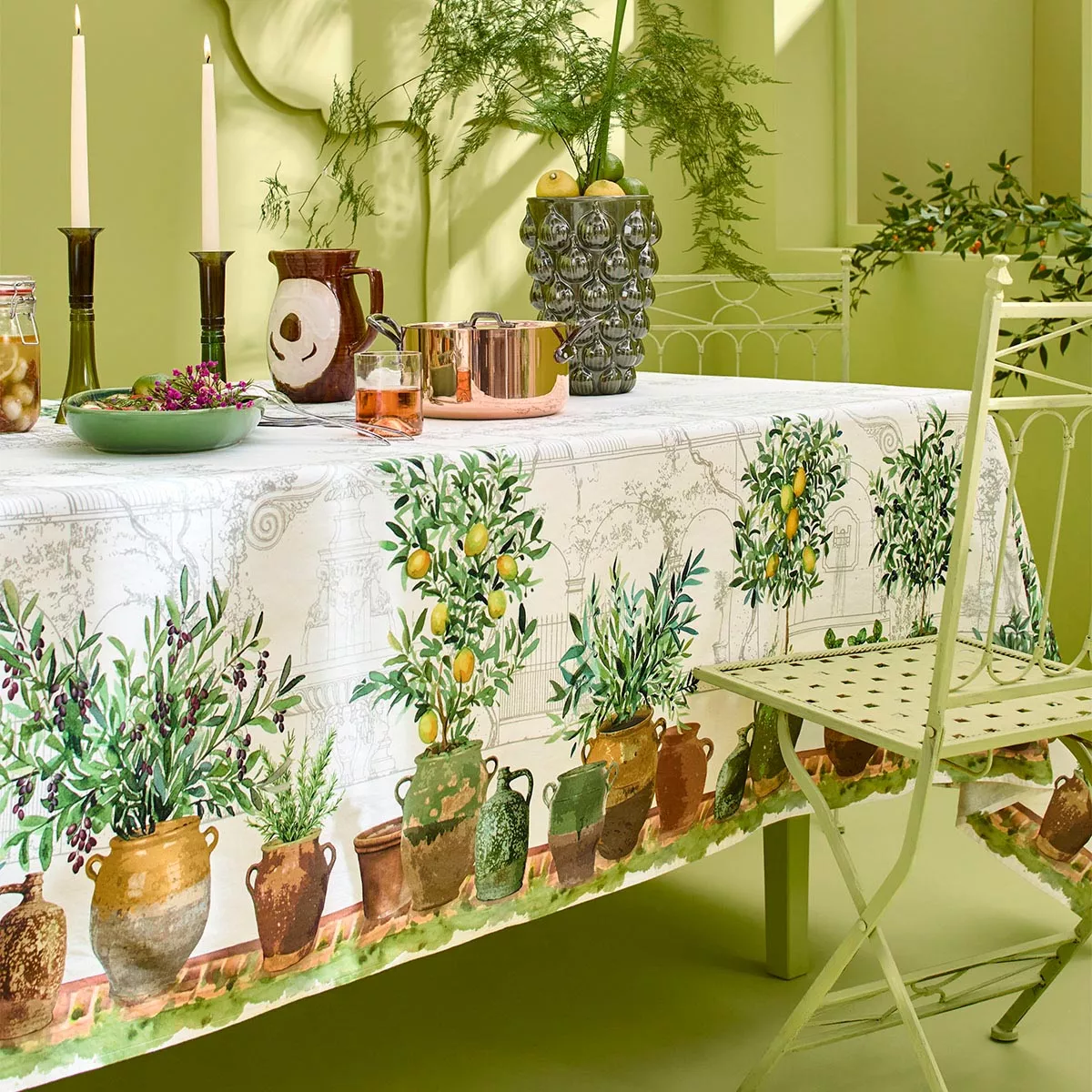 Große Garnier Thiebaut Tischdecke Jardin Provençal Olive mit mediterranem Muster aus Olivenbäumen, Zitronen und Terrakotta-Töpfen