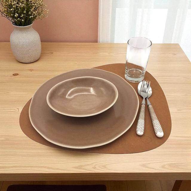 Lind DNA Tischset Curve L Flecked Nature Leder Core in 37 x 44 cm