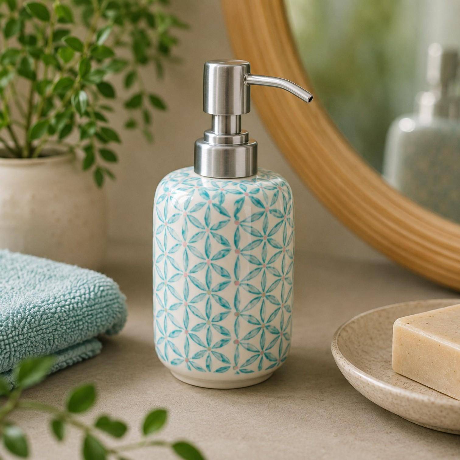 Tranquillo RETRO Seifenspender aus Steinzeug 300 ml mit floralem Muster auf modernem Waschtisch im Badezimmer – stilvolles Badaccessoire mit Metallpumpe