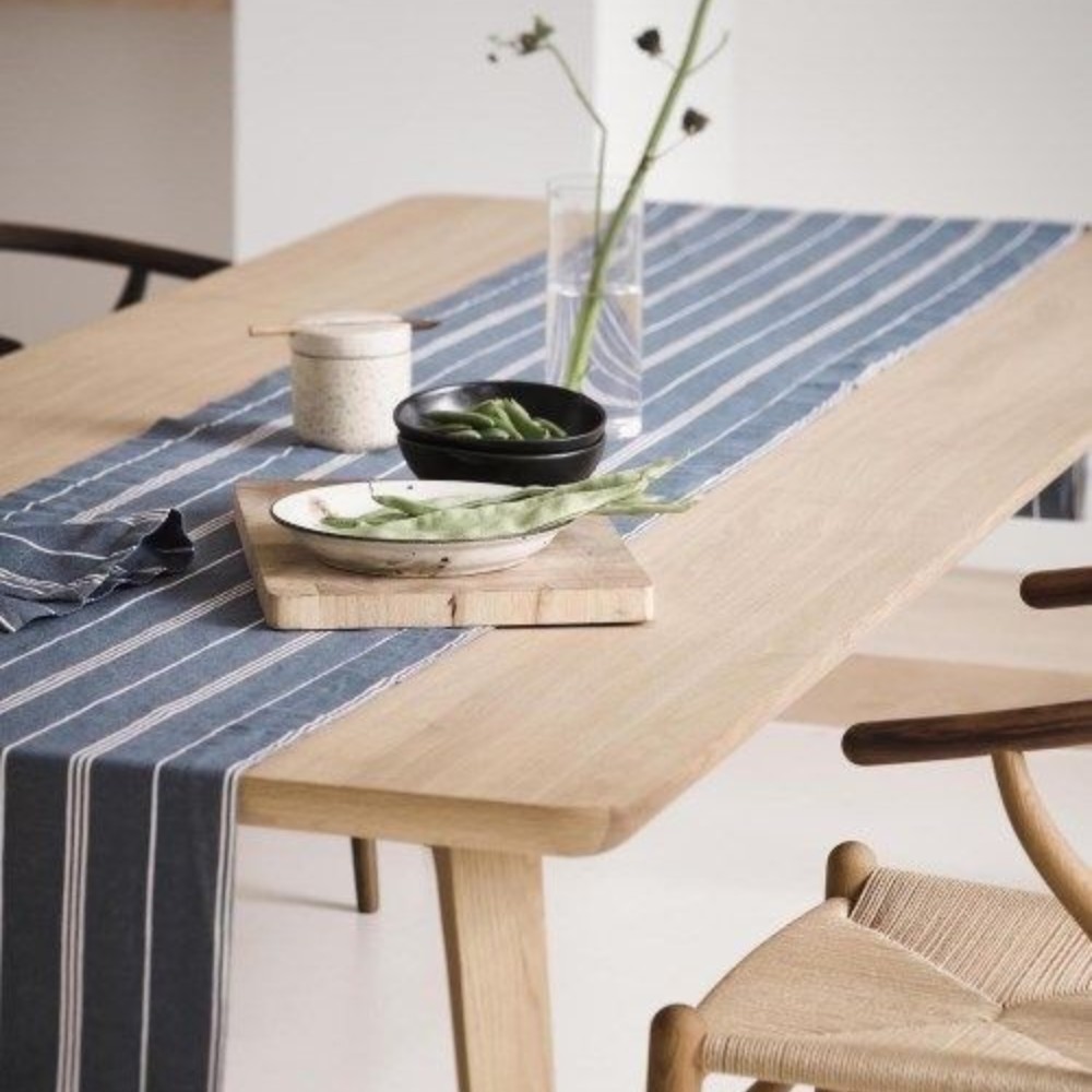 Marc O'Polo Tischläufer Jona Smoke Blue mit modernem Streifendesign auf stilvoll gedecktem Holztisch