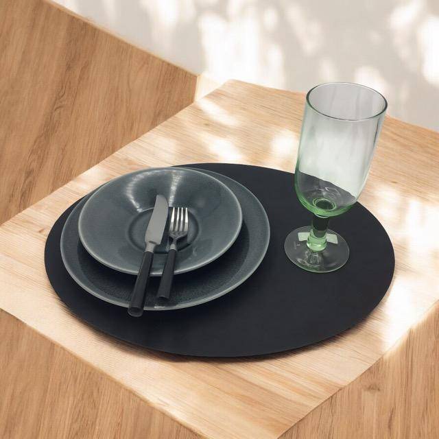 Lind DNA Tischset Oval L Black Nupo in 35 x 46 cm
