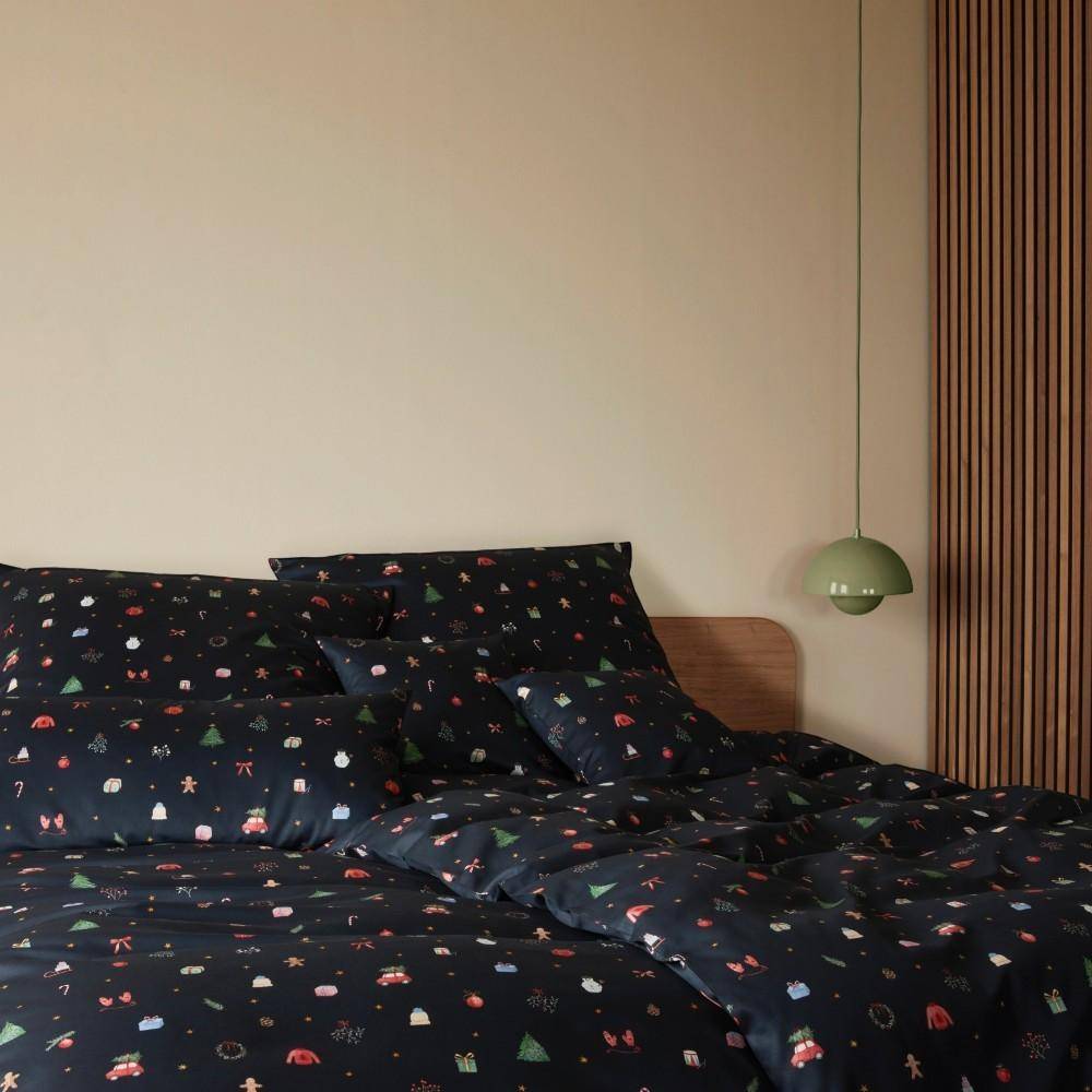 Elegante Mako-Satin Bettwäsche Christmas Treats Blau mit farbigen Weihnachtsmotiven im Schlafzimmer