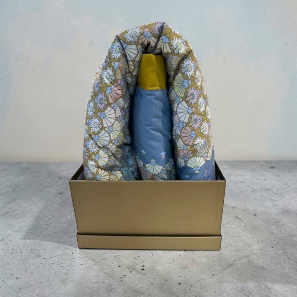 Bassetti Plaid Tigullio C1 in Iceblue mit goldgelbem Rand dekorativ im hochwertigen Geschenkkarton präsentiert