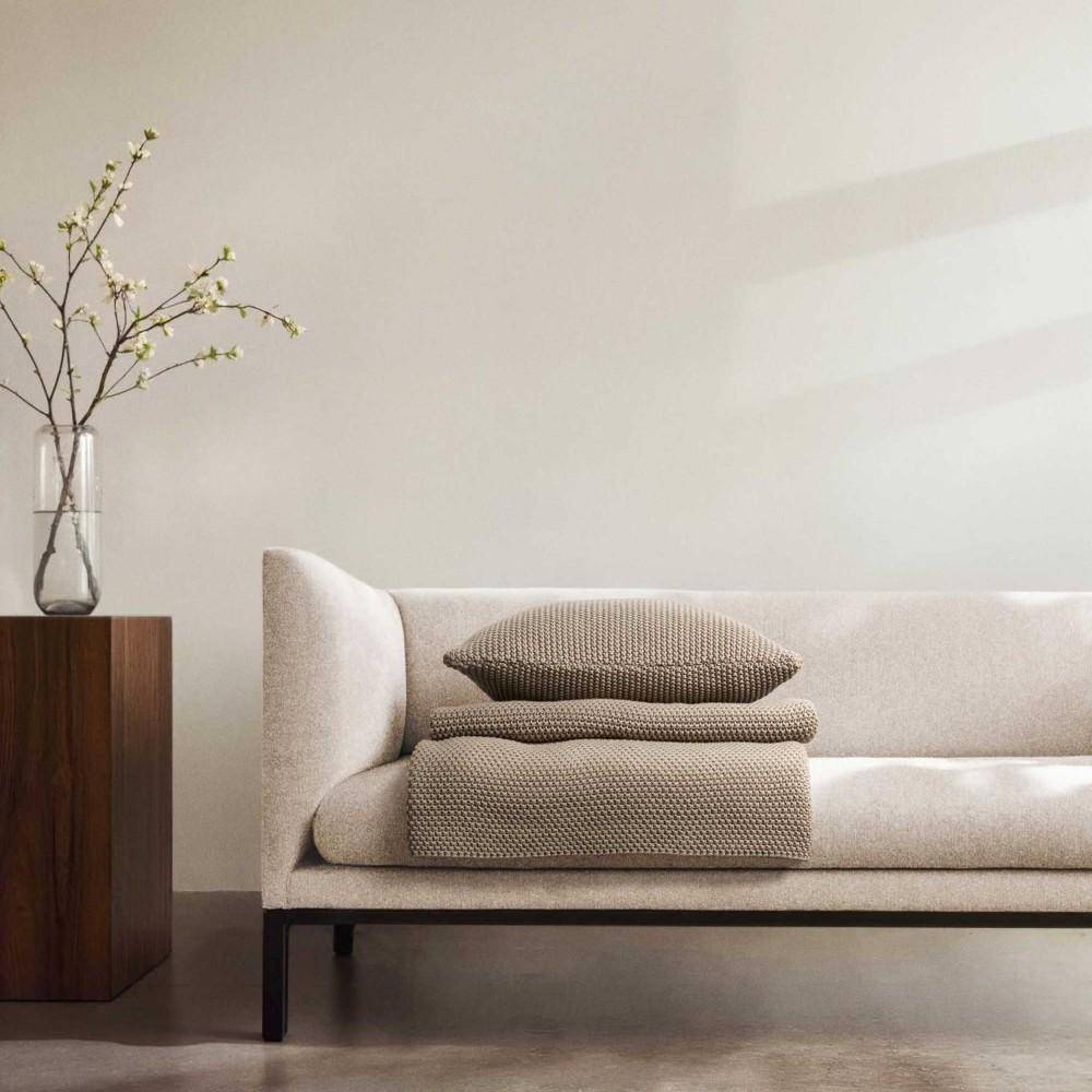Marc O'Polo Dekokissen Nordic Knit Oakwood auf Sofa im modernen Wohnambiente mit skandinavischem Stil