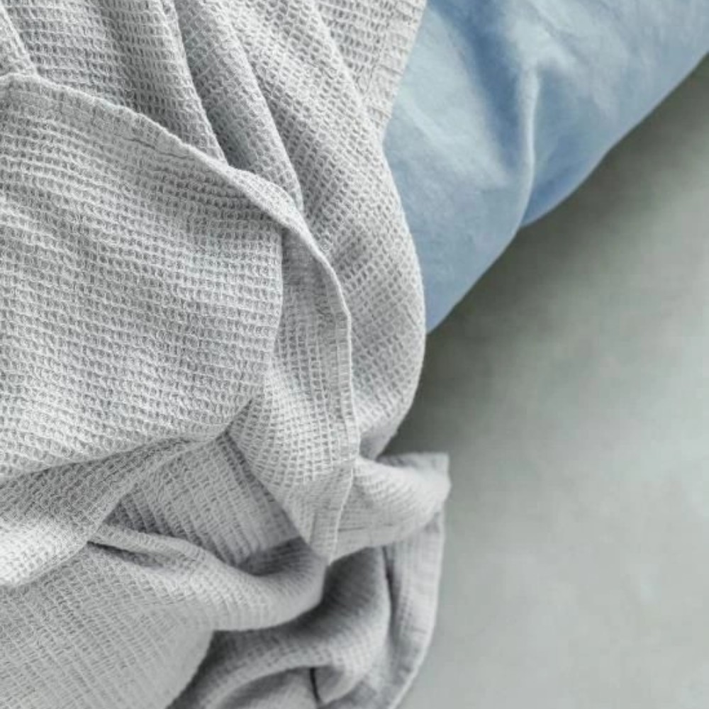 Nahaufnahme der Marc O'Polo Tagesdecke Norell Soft Grey mit weicher Waffelstruktur und hochwertiger Verarbeitung