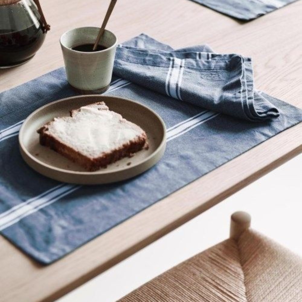 Marc O'Polo Lovon Tischset Smoke Blue auf modern gedecktem Esstisch im skandinavischen Wohnstil